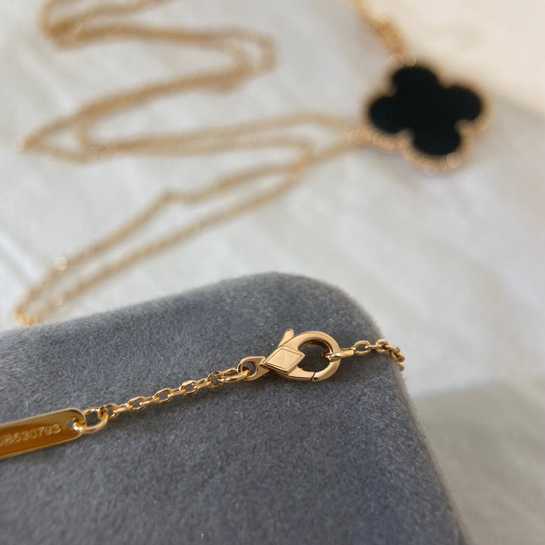 Pomuse CLOVER 25MM NECKLACE GOLD ONYX