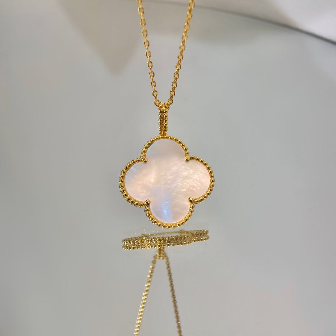 Pomuse CLOVER 25MM MOP LARGE PENDANT NECKLACE
