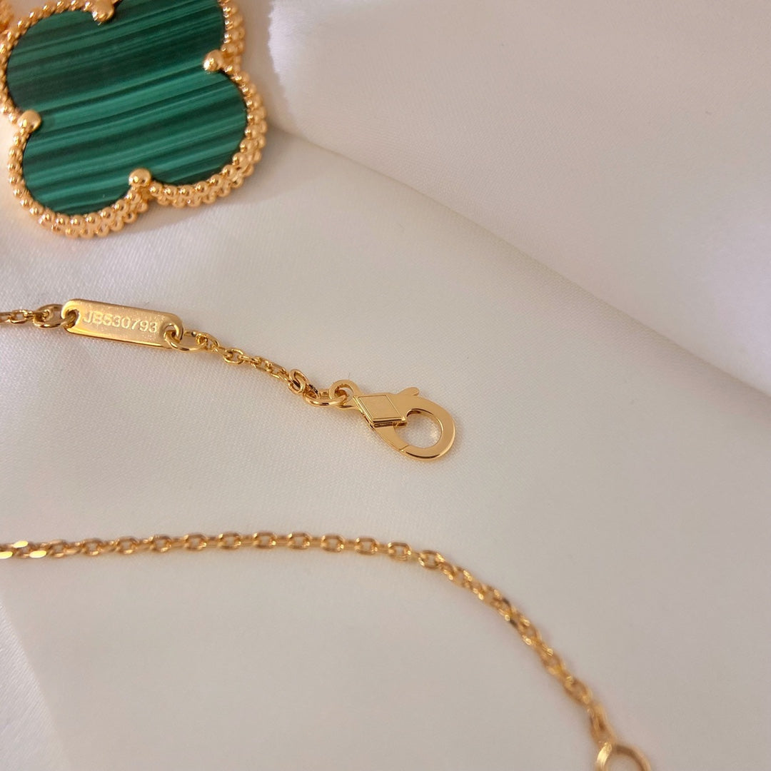 Pomuse KLEEBLATT-HALSKETTE AUS MALACHIT-GOLD, 25 MM