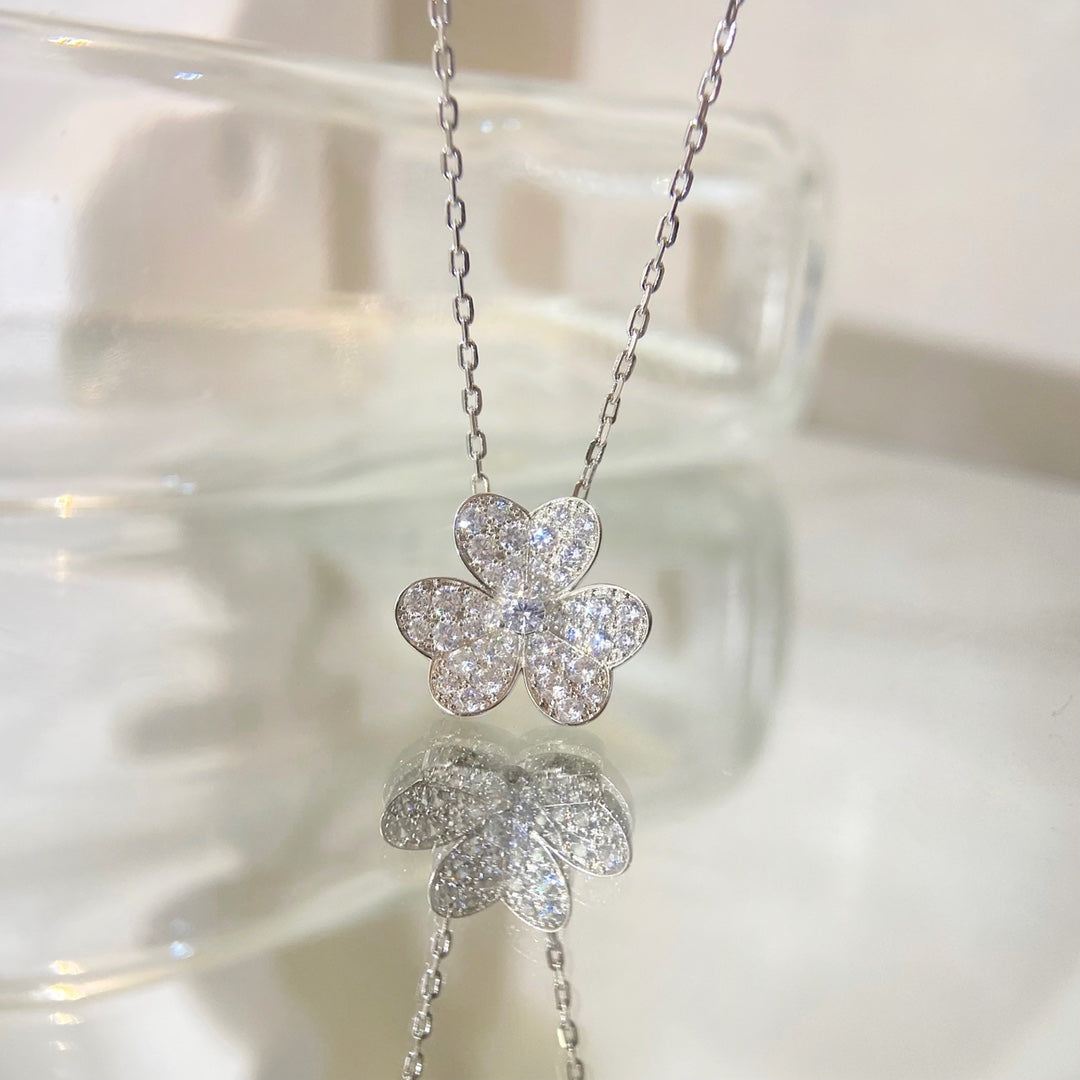 Pomuse FRIVOLE FLOWER DIAMOND NECKLACE