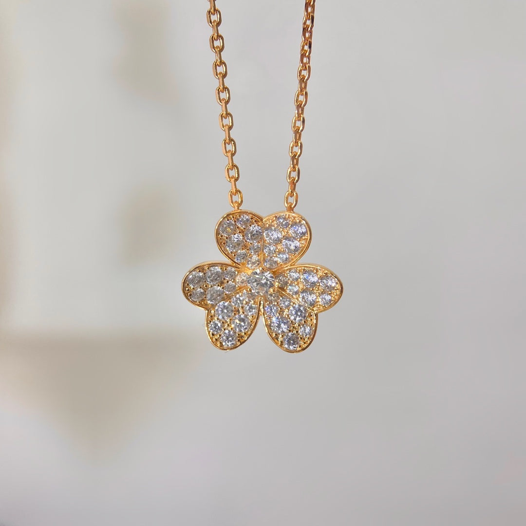 Pomuse FRIVOLE FLOWER DIAMOND NECKLACE