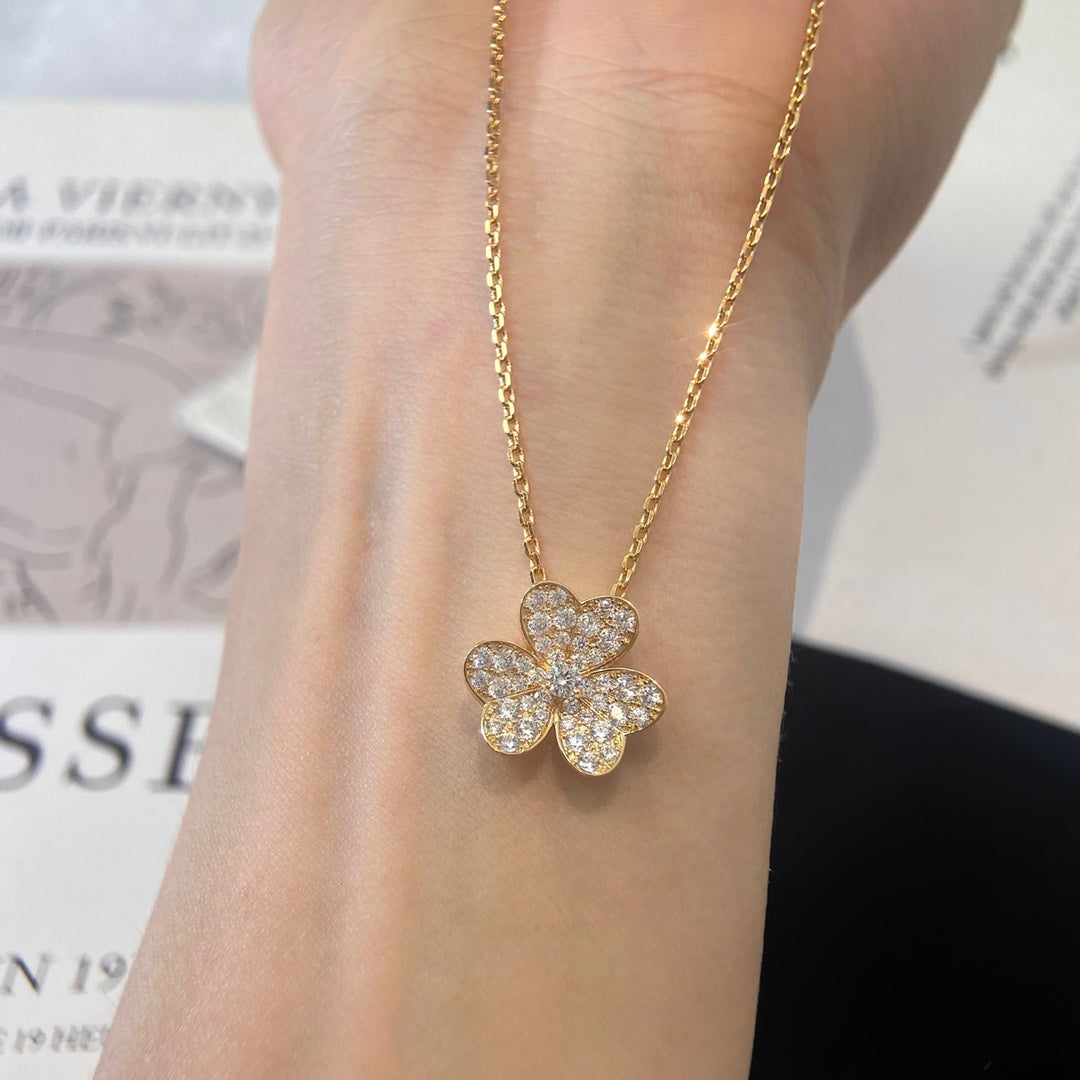 Pomuse FRIVOLE FLOWER DIAMOND NECKLACE