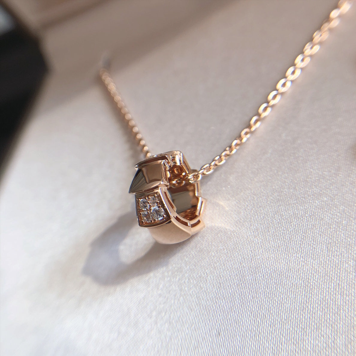 Pomuse SERPENTI PEDANT DIAMOND PINK GOLD NECKLACE