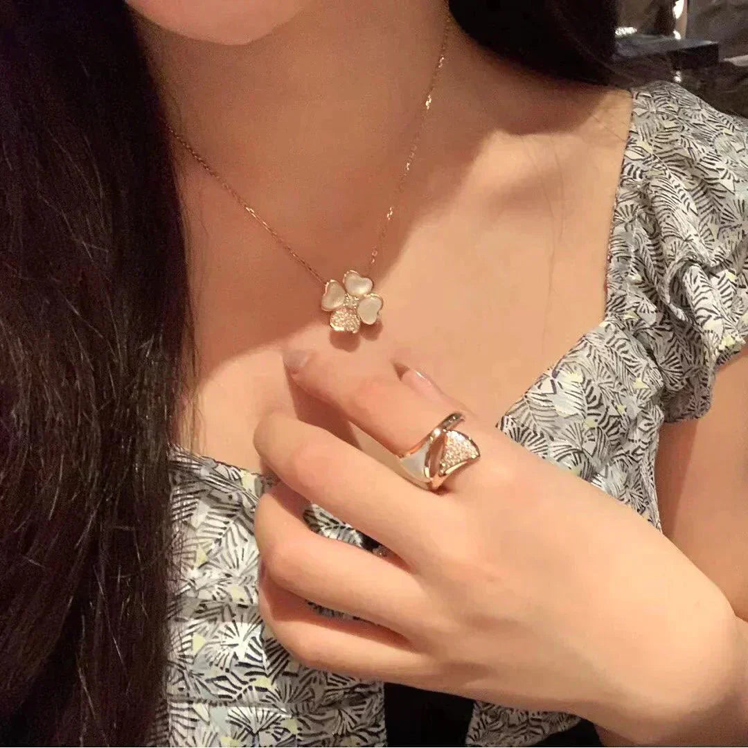 Pomuse CLOVER MOP DIAMOND ROSE GOLD NECKLACE