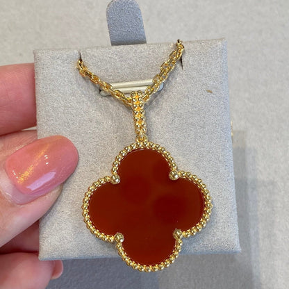 Pomuse CLOVER 25MM NECKLACE GOLD CARNELIAN