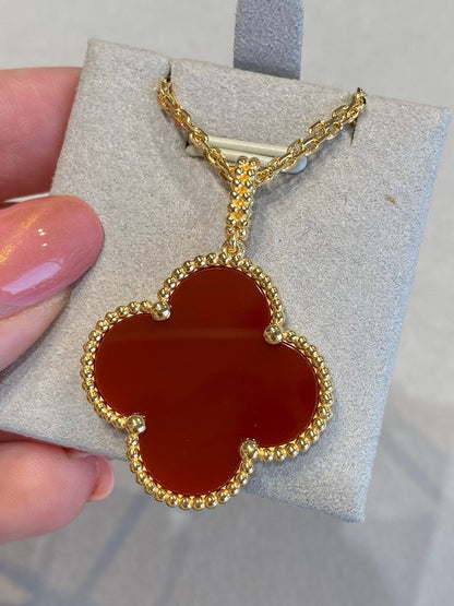 Pomuse CLOVER 25MM NECKLACE GOLD CARNELIAN