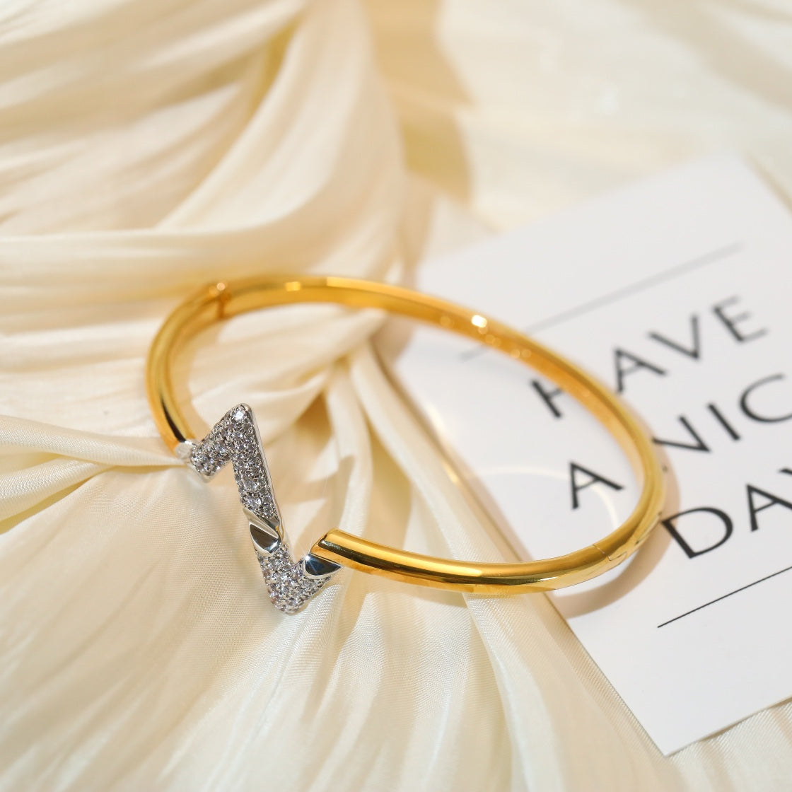 Pomuse VOLTE UPSITE DOWN GOLD DIAMOND BRACELET