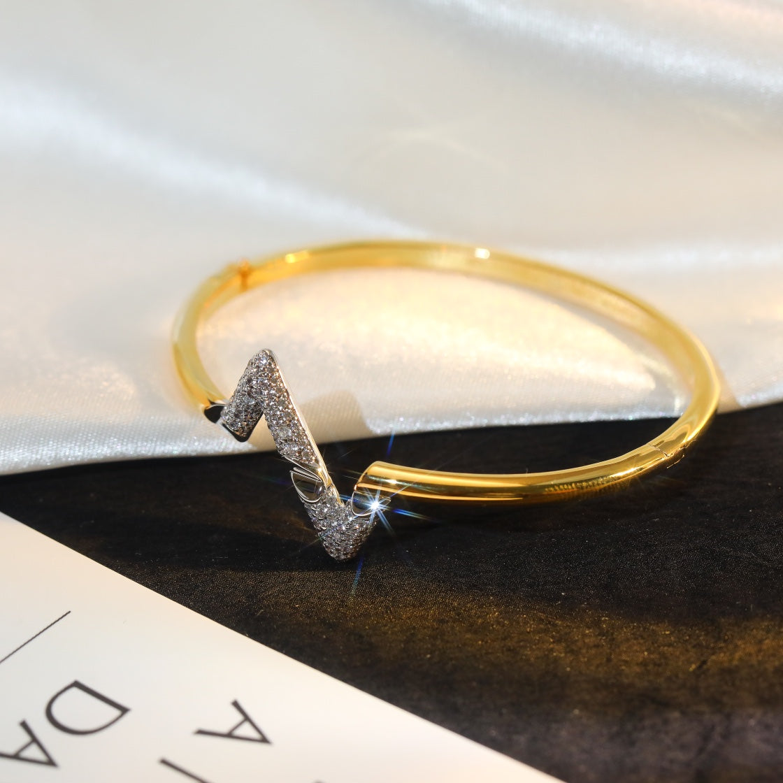 Pomuse VOLTE UPSITE DOWN GOLD DIAMOND BRACELET