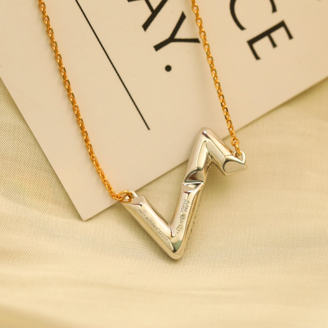 Pomuse VOLT SILVER DIAMOND PEDANT NECKLACE