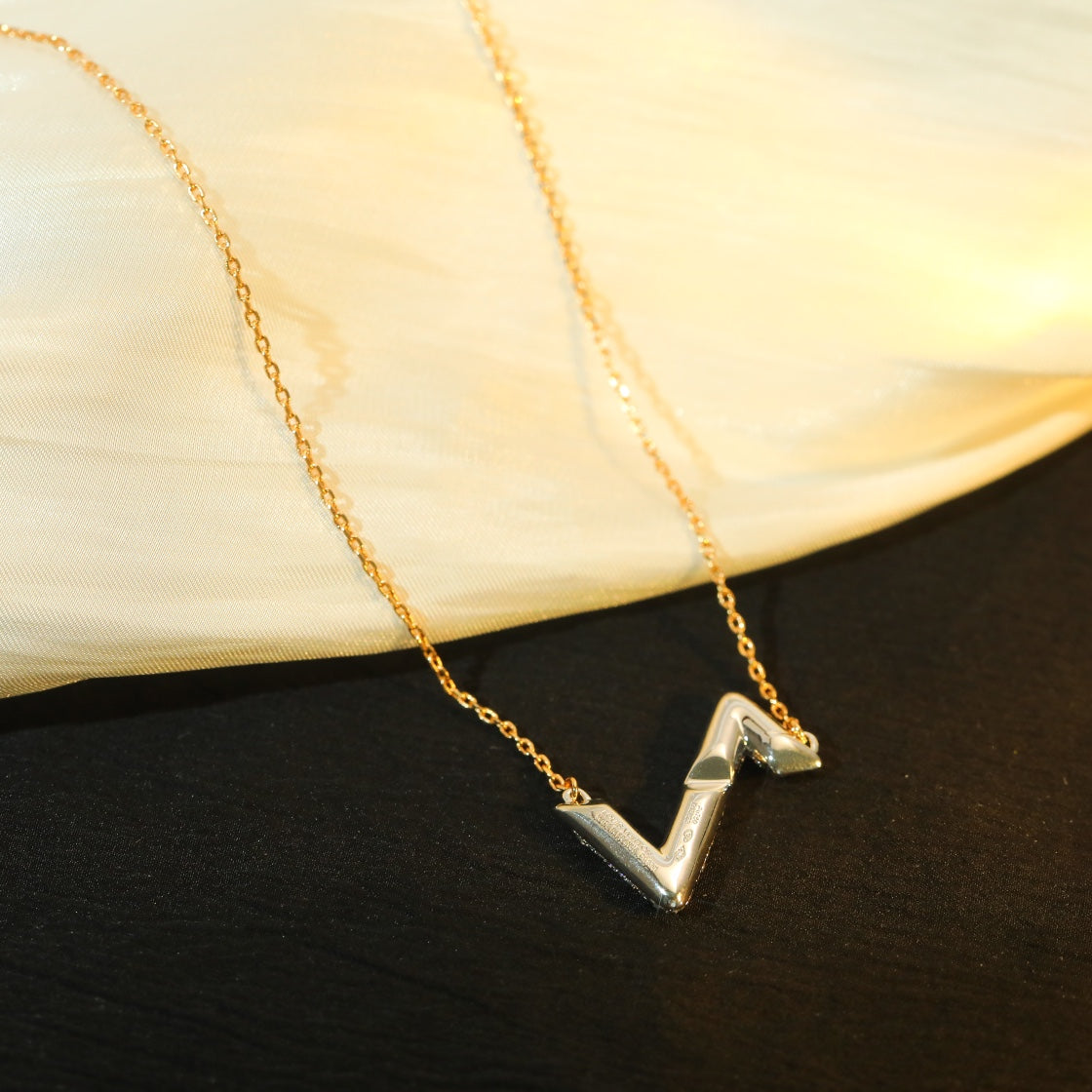 Pomuse VOLT SILVER DIAMOND PEDANT NECKLACE
