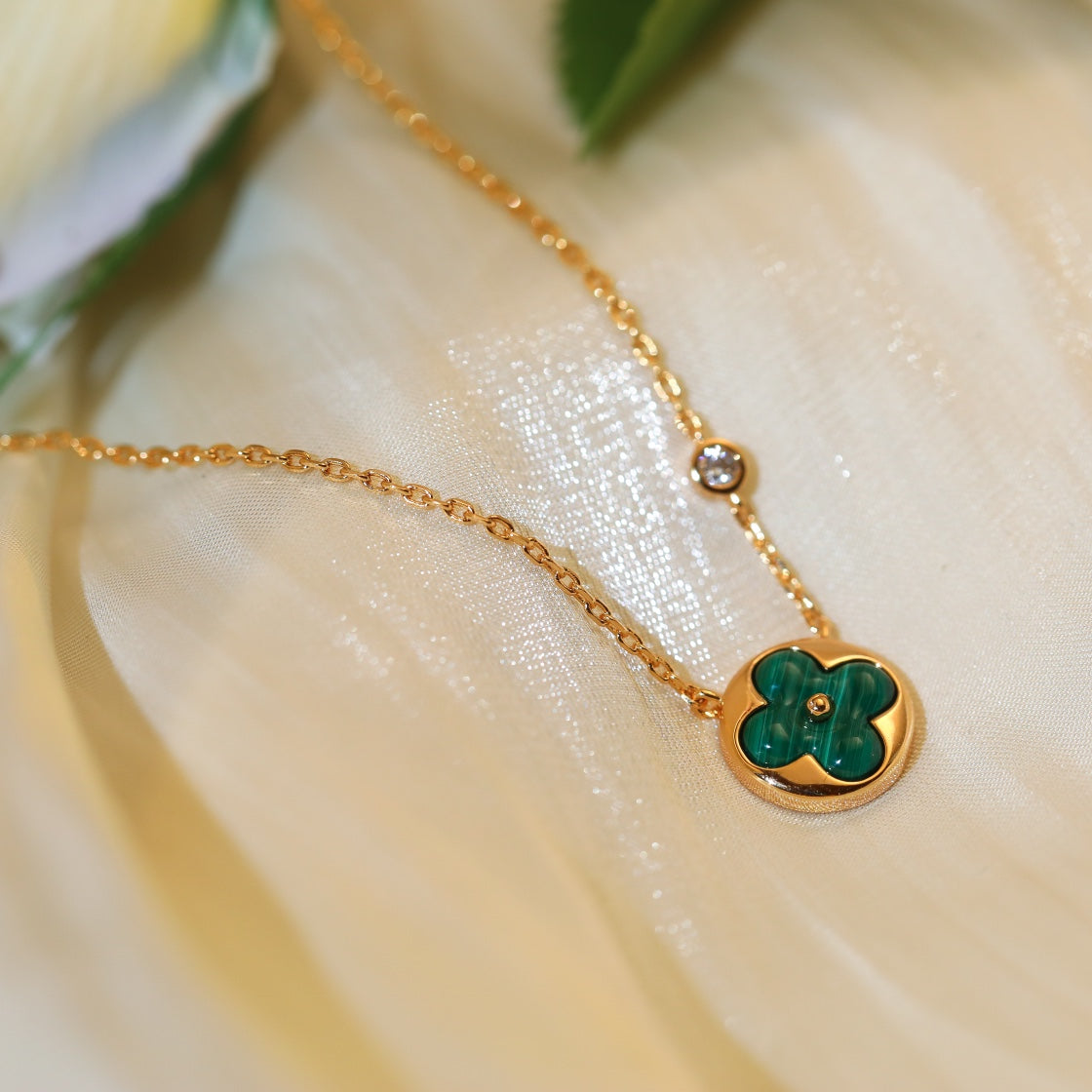 Pomuse SUN PEDANT PINK GOLD 1 DIAMOND NECKLACE