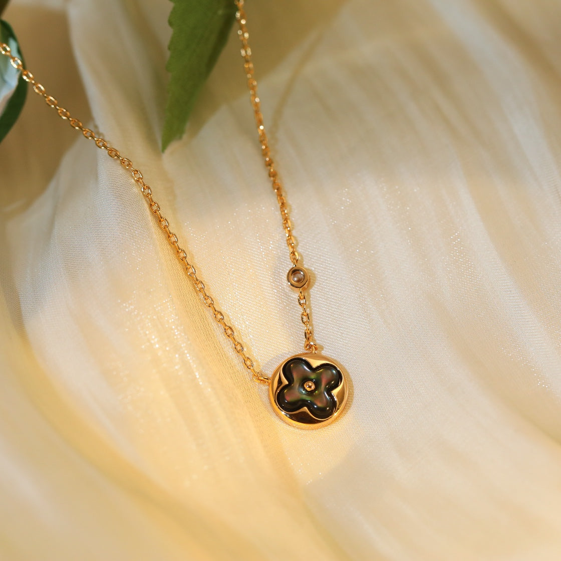 Pomuse SUN PEDANT PINK GOLD 1 DIAMOND NECKLACE