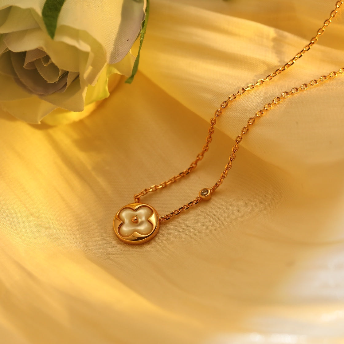 Pomuse SUN PEDANT PINK GOLD 1 DIAMOND NECKLACE