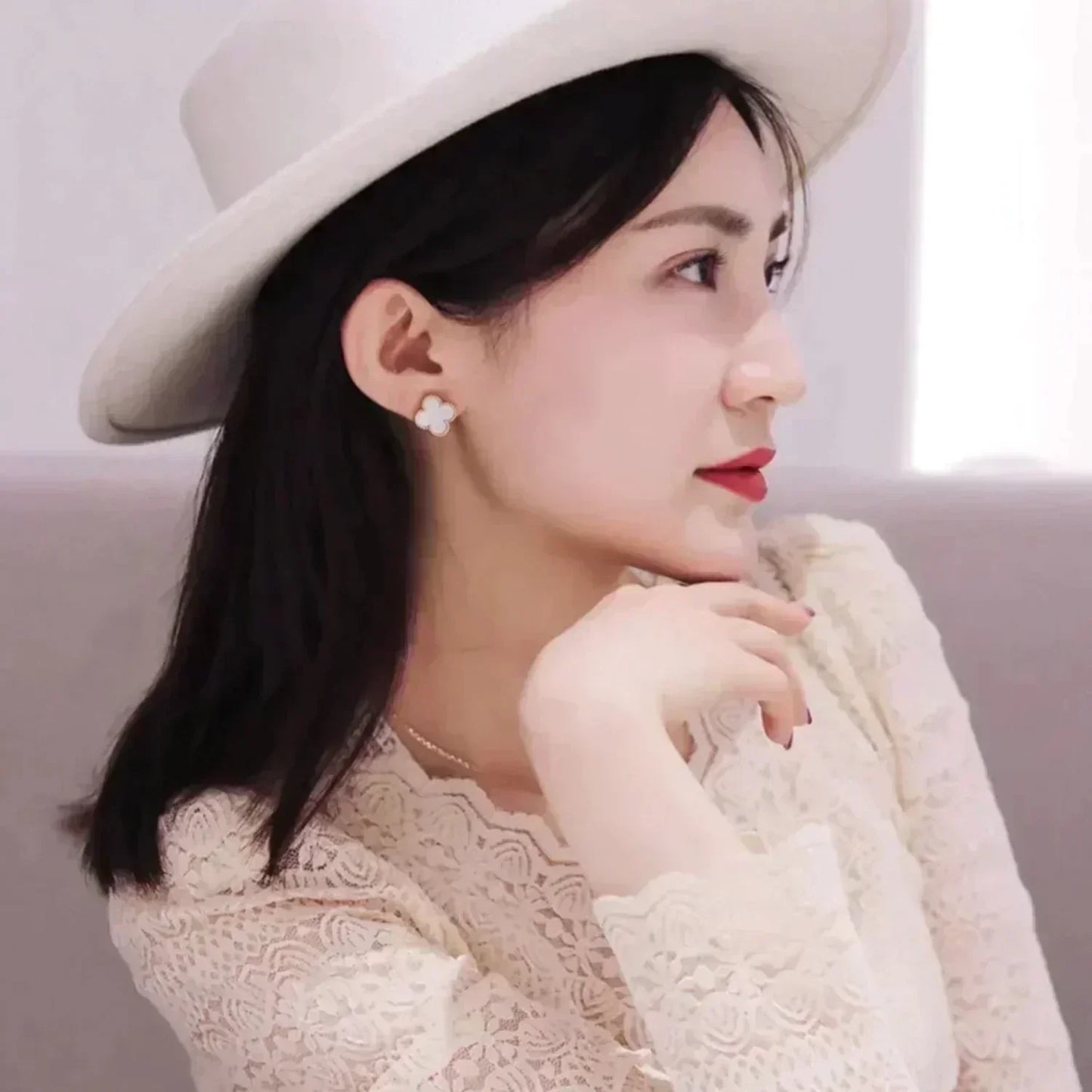 Pomuse CLOVER MEDIUM 1 MOTIFS  WHITE MOP STUD EARRINGS
