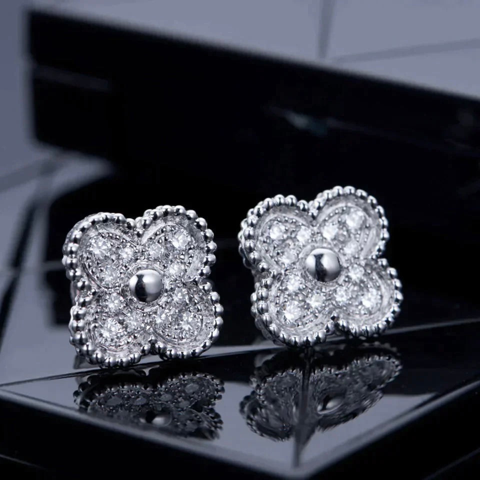 Pomuse CLOVER 1 MOTIFS DIAMOND STUD EARRINGS SILVER