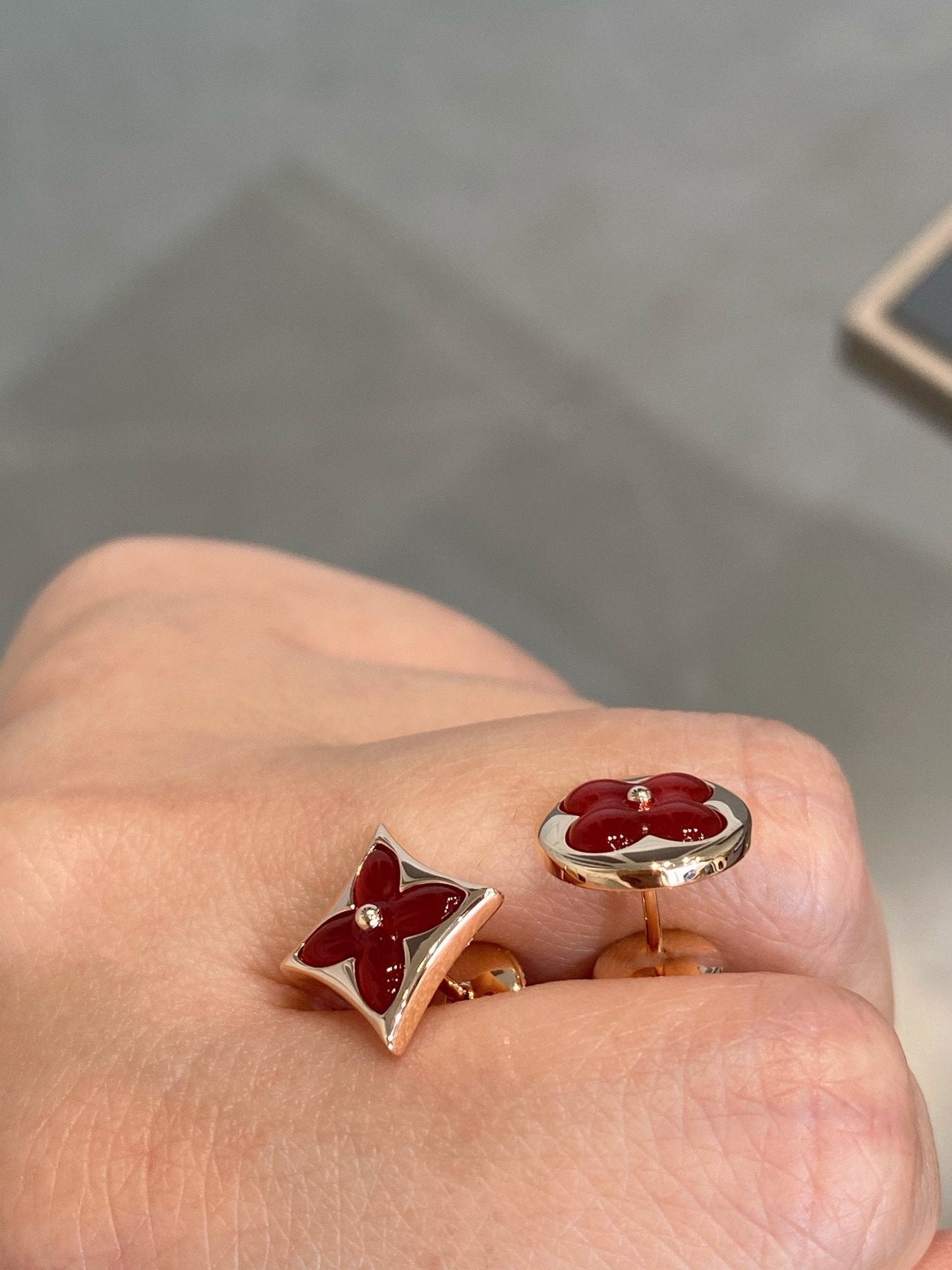Pomuse STAR AND SUN PINK GOLD CARNELIAN STUD EARRINGS