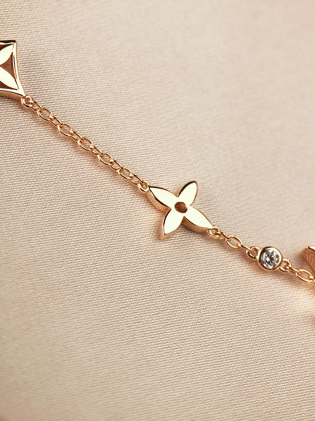 Pomuse STAR AND SUN 7 MOTIFS GOLD BRACELET