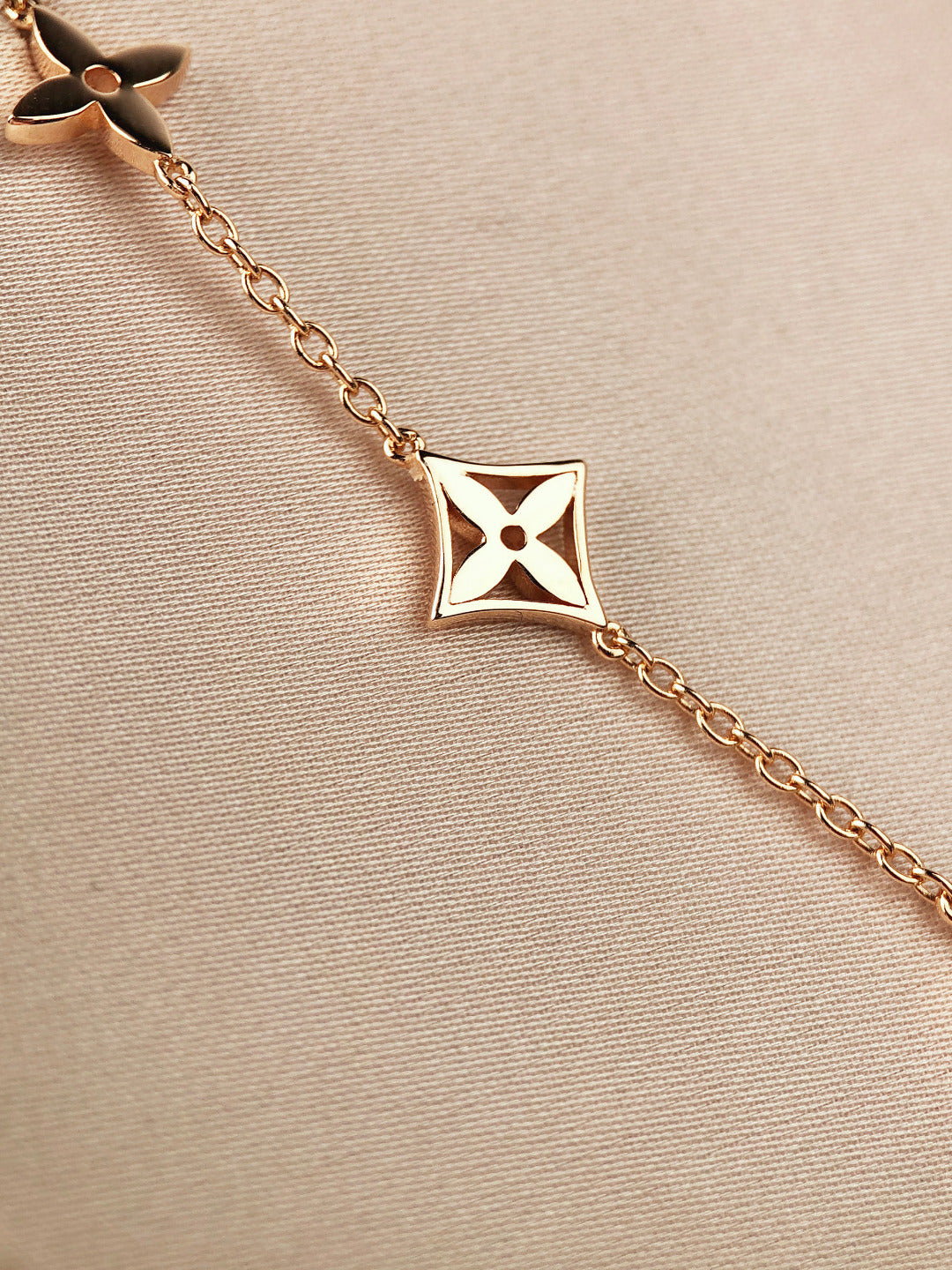 Pomuse STAR AND SUN 7 MOTIFS GOLD BRACELET