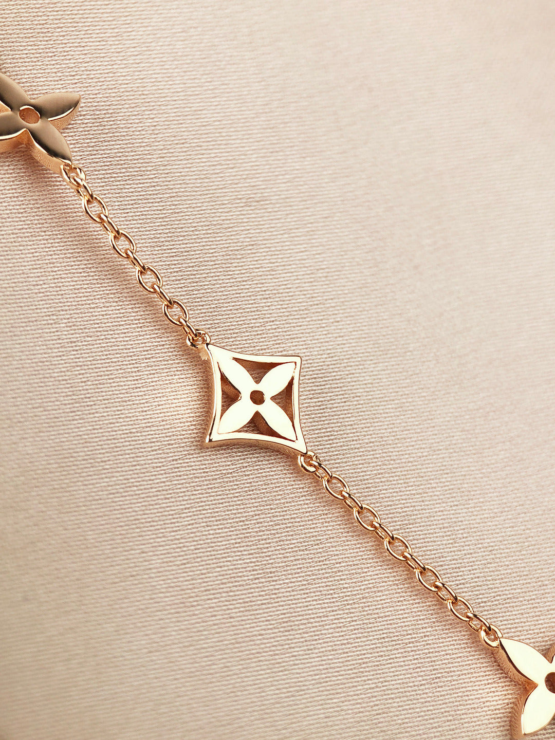 Pomuse STAR AND SUN 7 MOTIFS GOLD BRACELET
