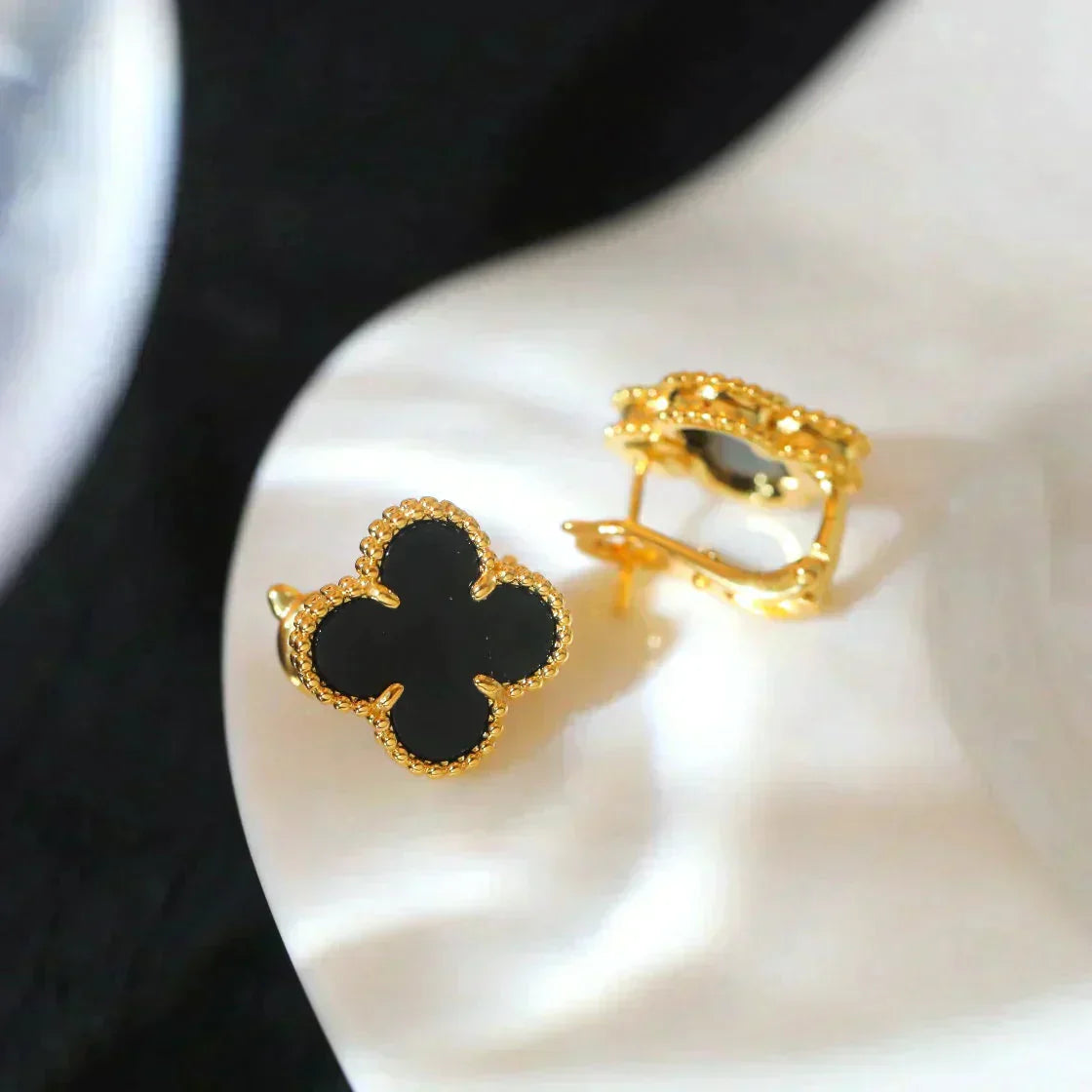 Pomuse CLOVER MEDIUM 1 MOTIFS  ONYX STUD EARRINGS