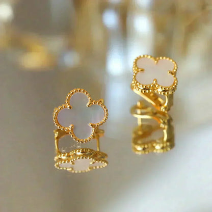 Pomuse CLOVER MEDIUM 1 MOTIFS  WHITE MOP STUD EARRINGS