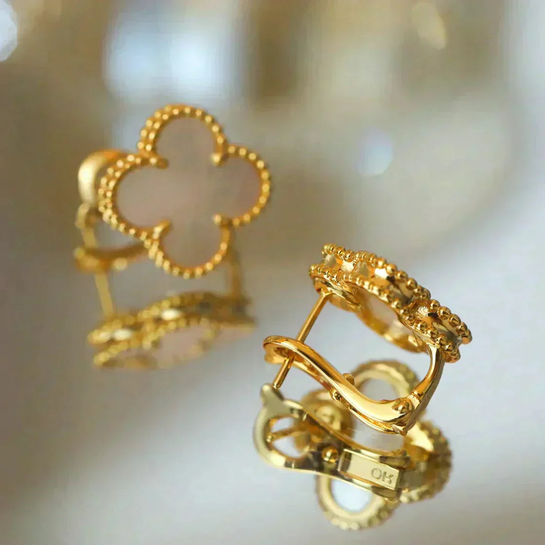 Pomuse CLOVER MEDIUM 1 MOTIFS  WHITE MOP STUD EARRINGS