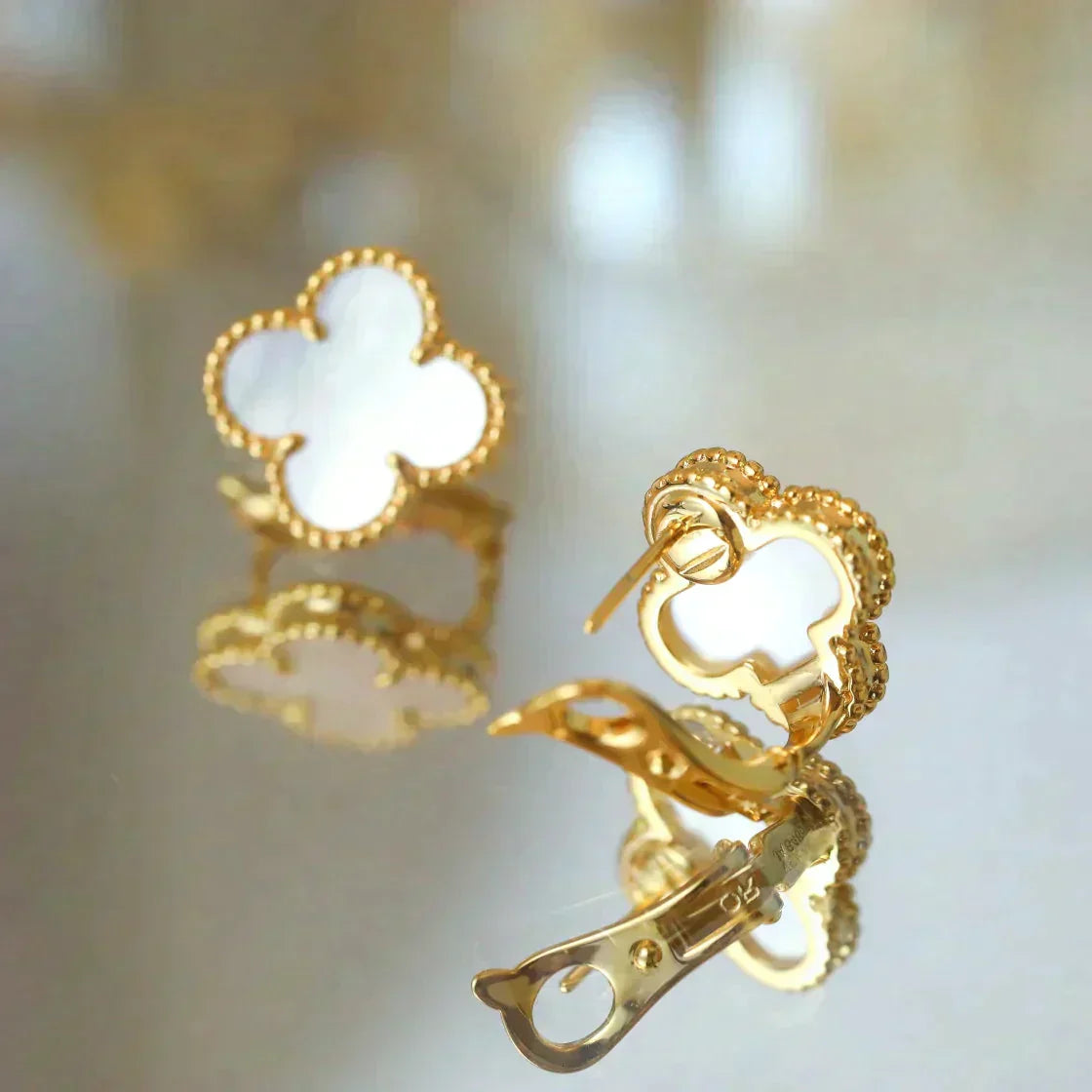 Pomuse CLOVER MEDIUM 1 MOTIFS  WHITE MOP STUD EARRINGS