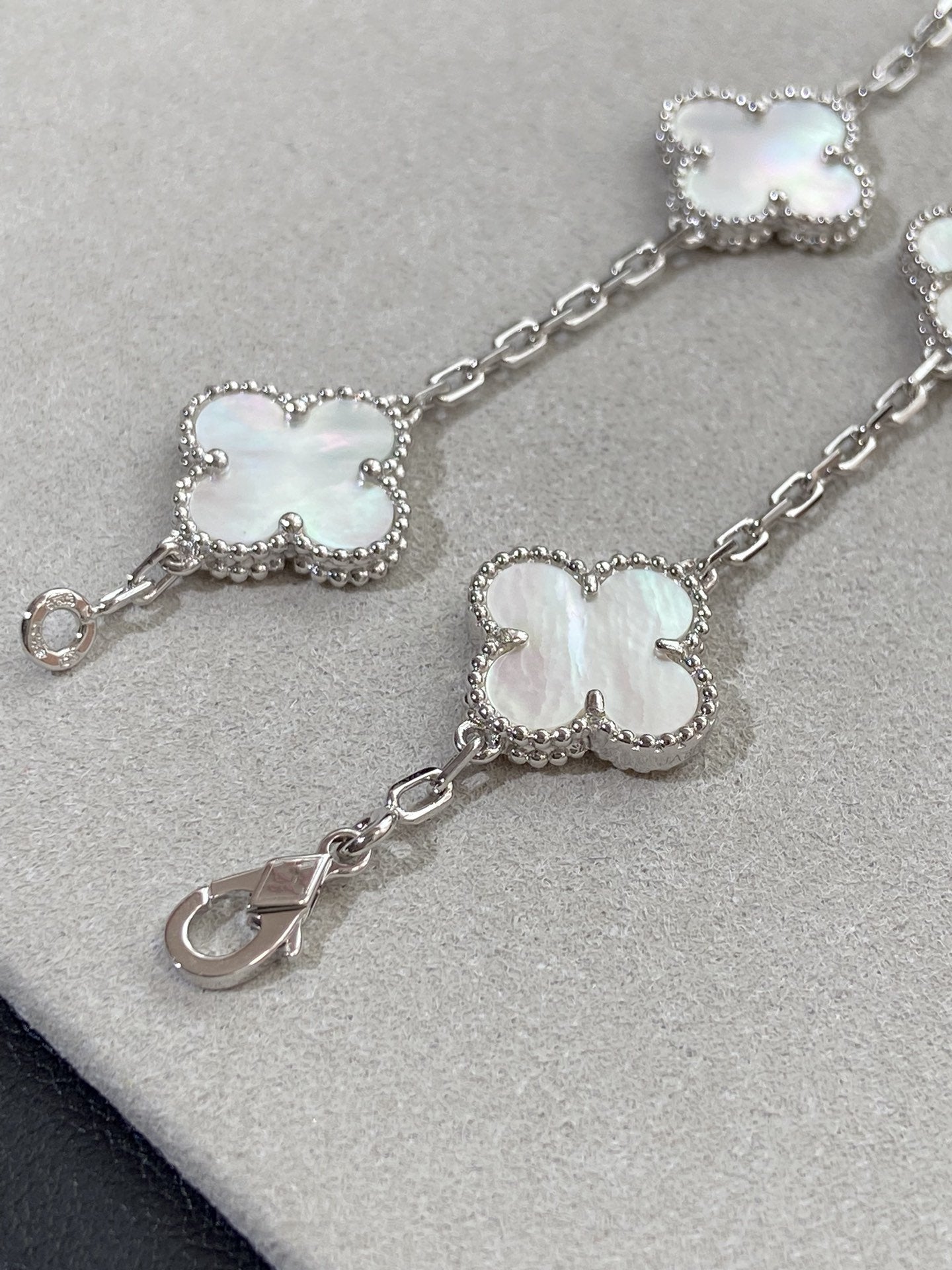 Pomuse CLOVER SILVER MOP 5 MOTIF BRACELET