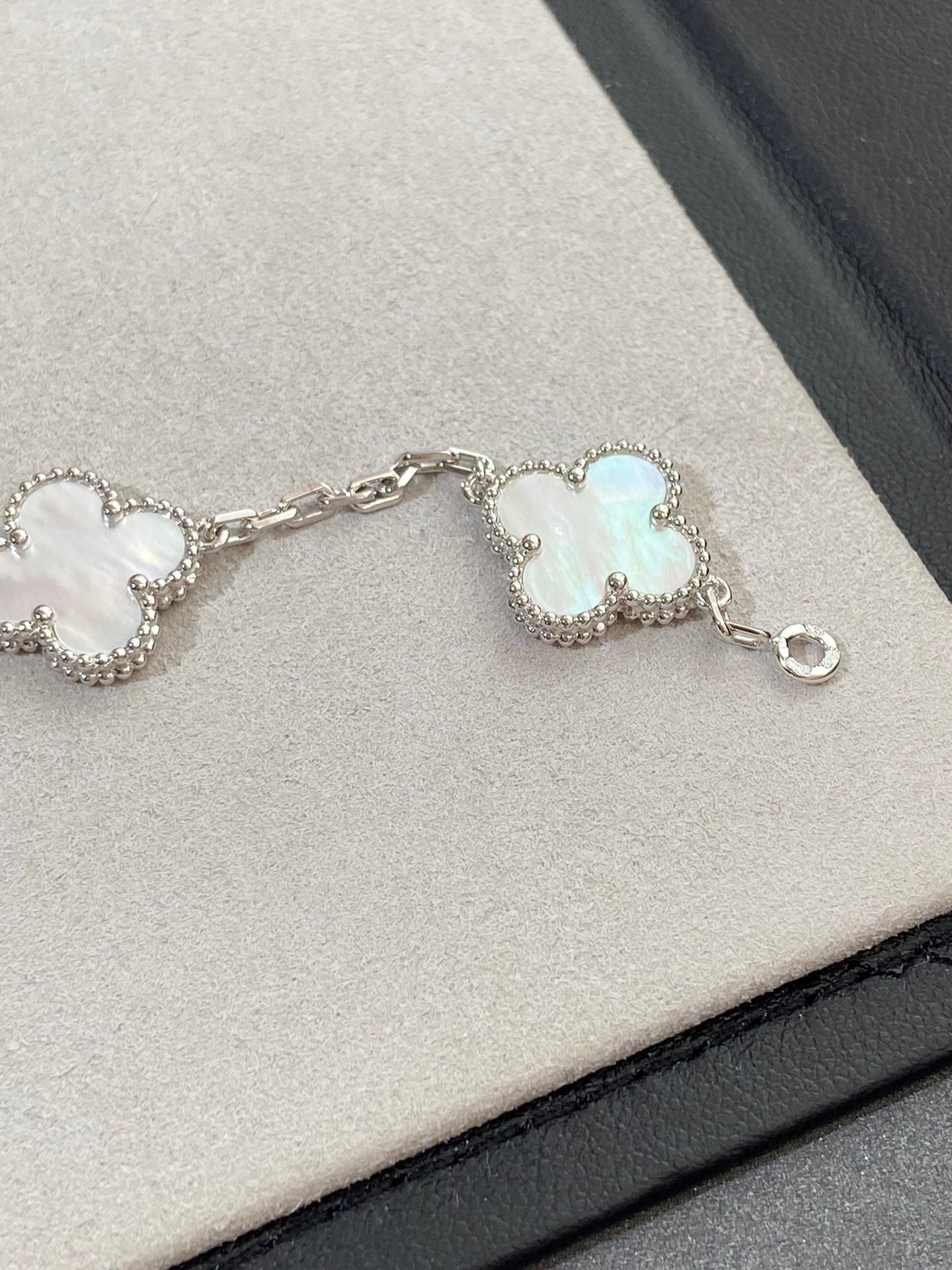 Pomuse CLOVER SILVER MOP 5 MOTIF BRACELET