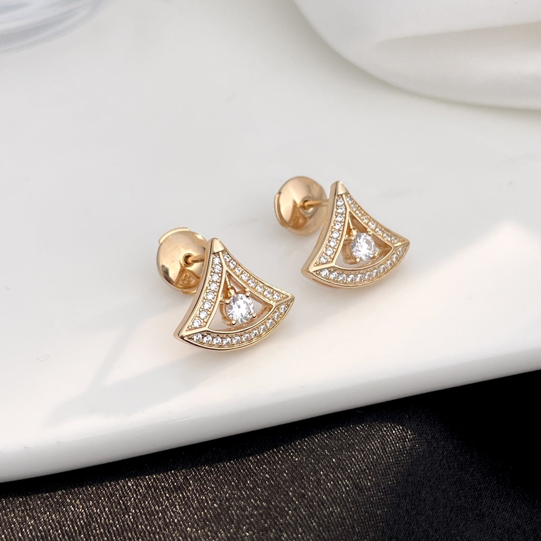 Pomuse DREAM MINI DIAMOND STUD EARRINGS