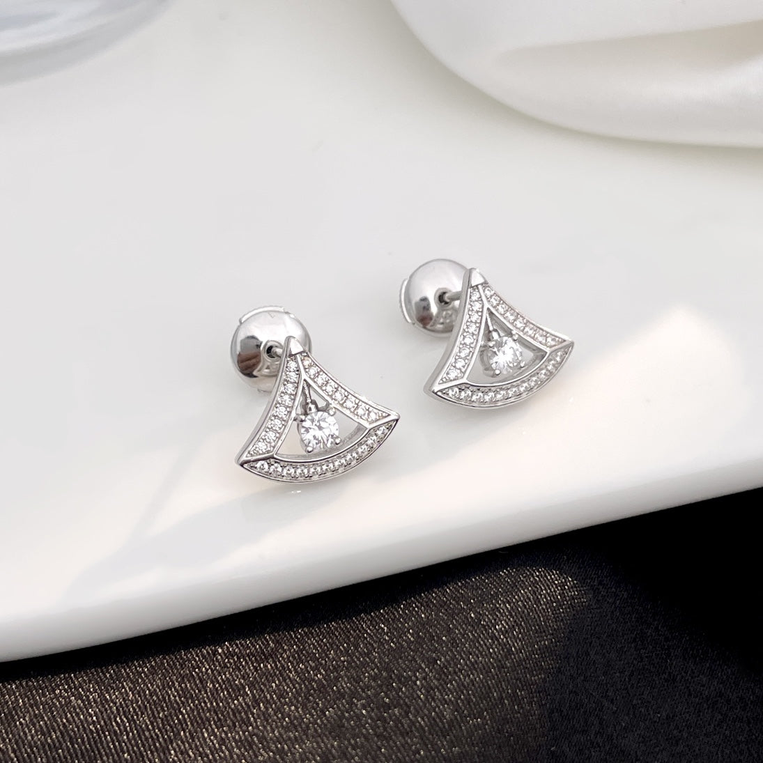 Pomuse DREAM MINI DIAMOND STUD EARRINGS