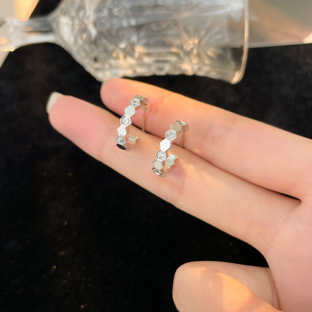 Pomuse BEE LOVE DIAMOND HOOP EARRINGS
