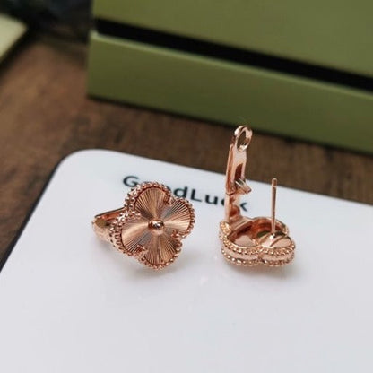 Pomuse CLOVER MEDIUM STUD EARRINGS