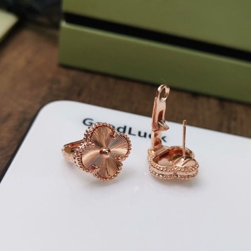 Pomuse CLOVER MEDIUM STUD EARRINGS