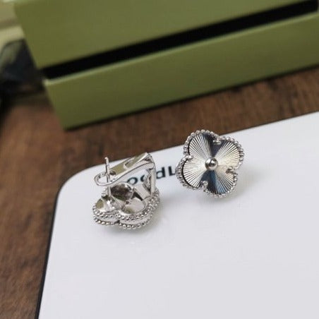 Pomuse CLOVER MEDIUM STUD EARRINGS