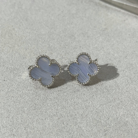 Pomuse CLOVER CHALCEDONY SILVER STUD EARRINGS