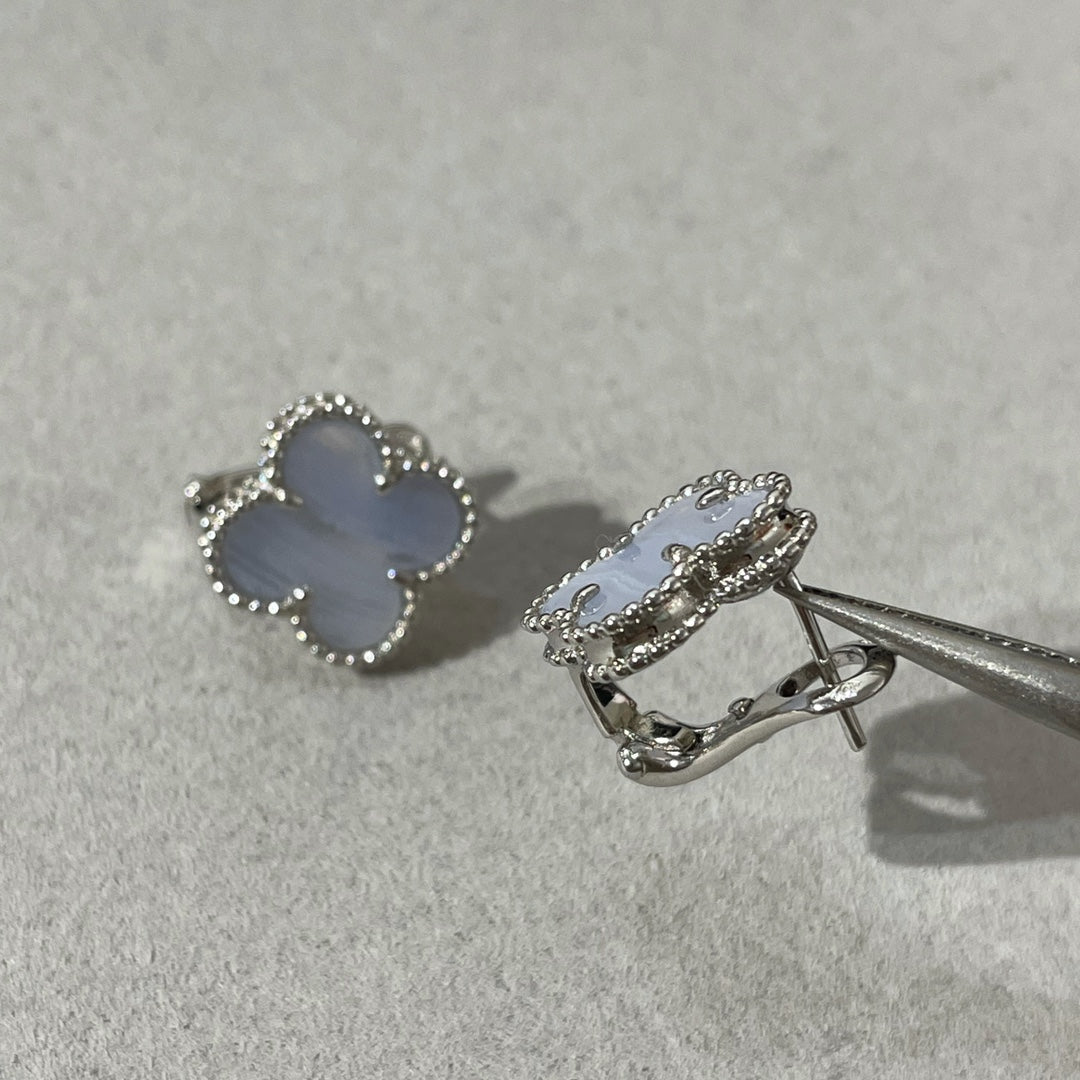 Pomuse CLOVER CHALCEDONY SILVER STUD EARRINGS