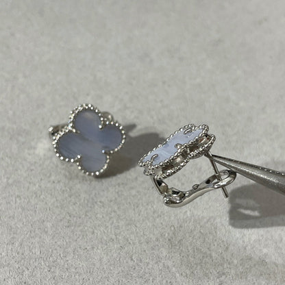 Pomuse CLOVER CHALCEDONY SILVER STUD EARRINGS