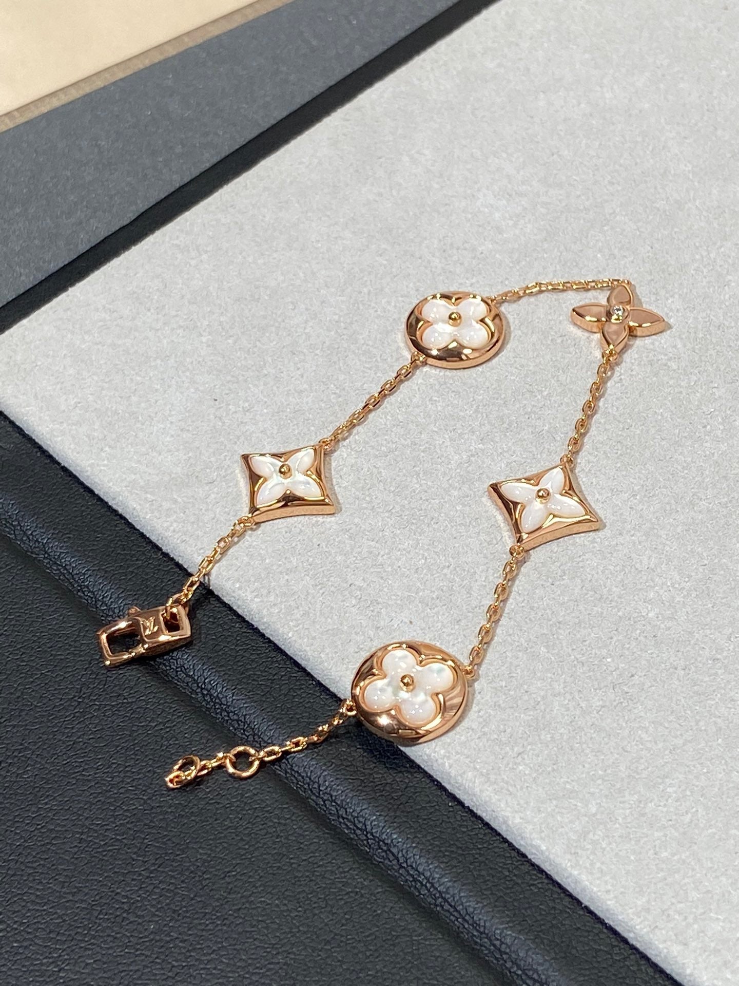 Pomuse STAR AND SUN 5 MOTIF MOP PINK GOLD BRACELET