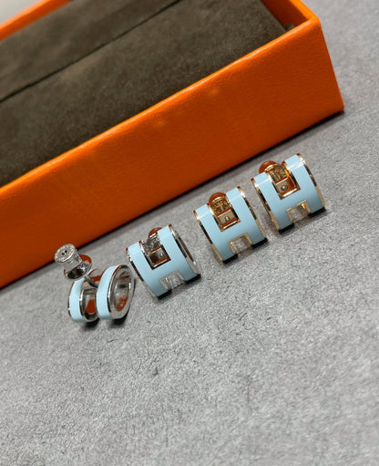 Pomuse POP H SKY BLUE STUD EARRINGS
