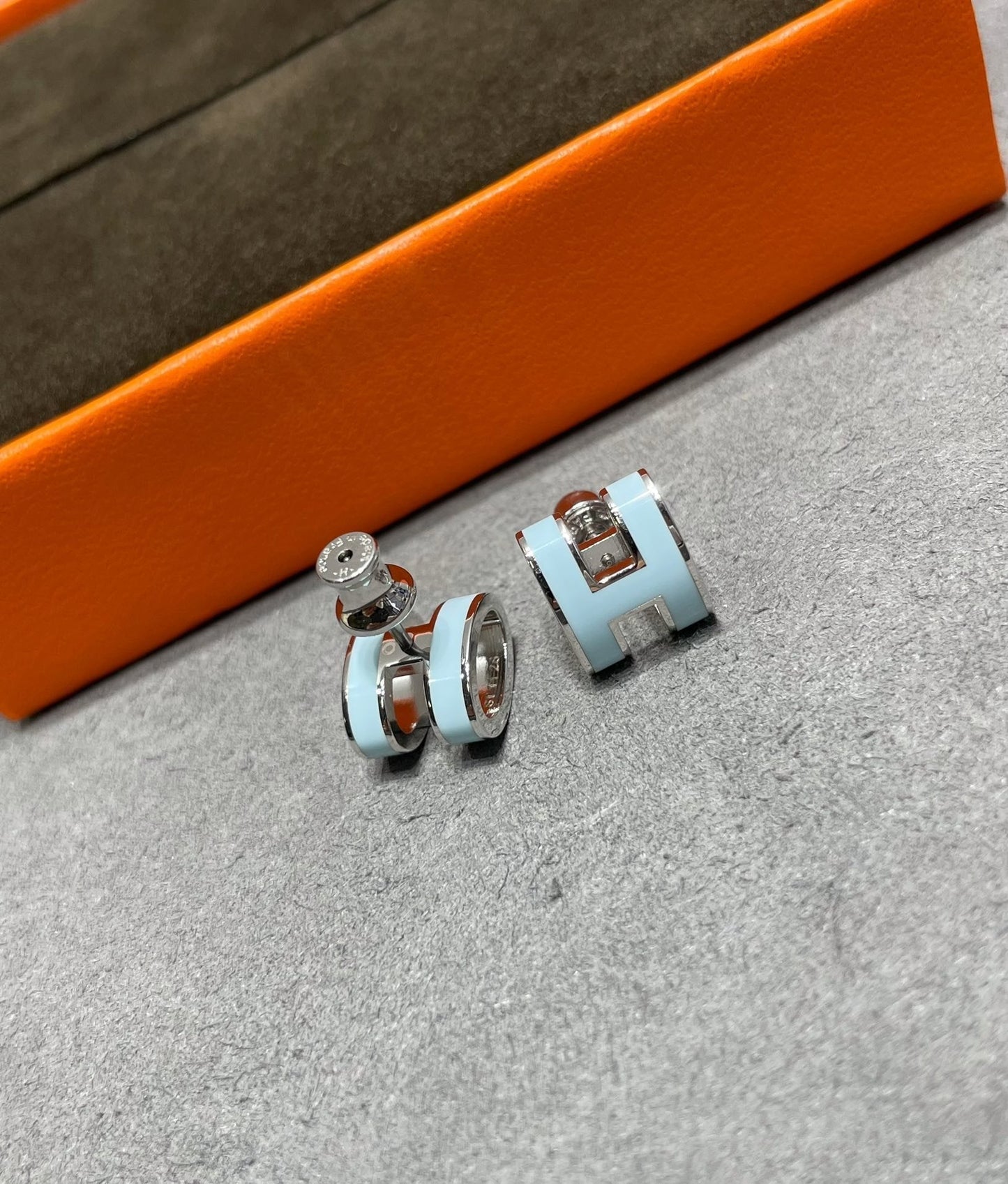 Pomuse POP H SKY BLUE STUD EARRINGS