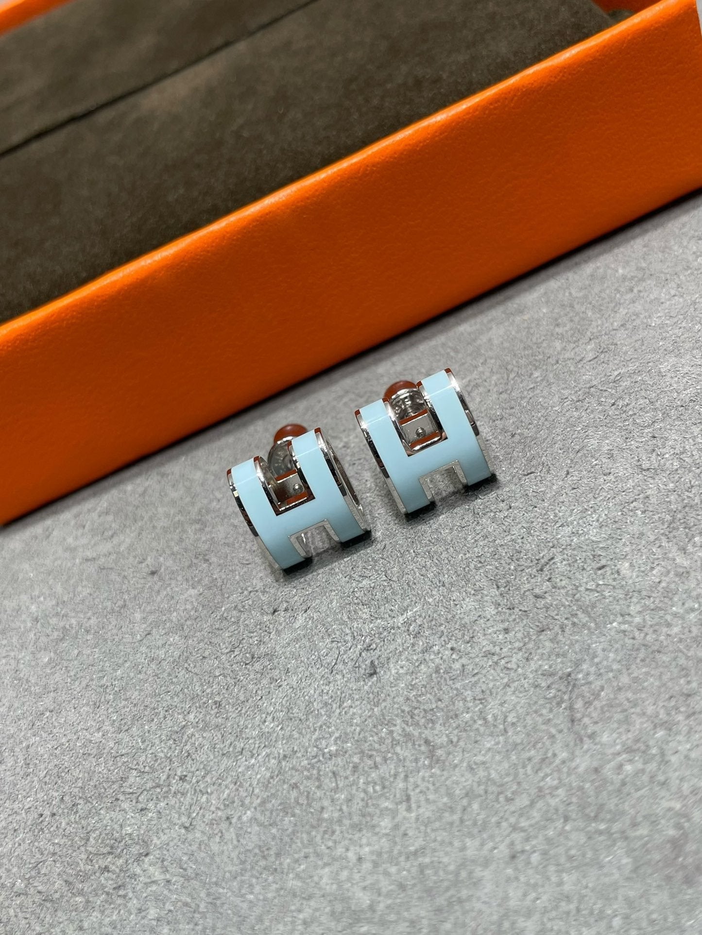 Pomuse POP H SKY BLUE STUD EARRINGS