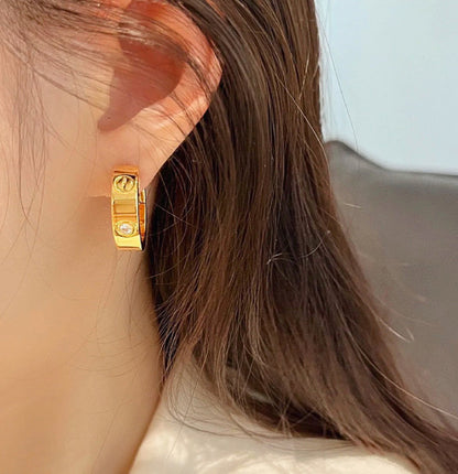 Pomuse LOVE 5.5MM 1 DIAMOND EARRINGS