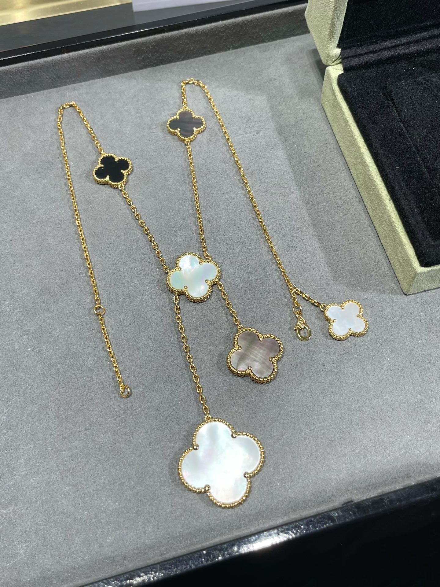Pomuse CLOVER 6 MOTIF MOP ONYX GOLD NECKLACE