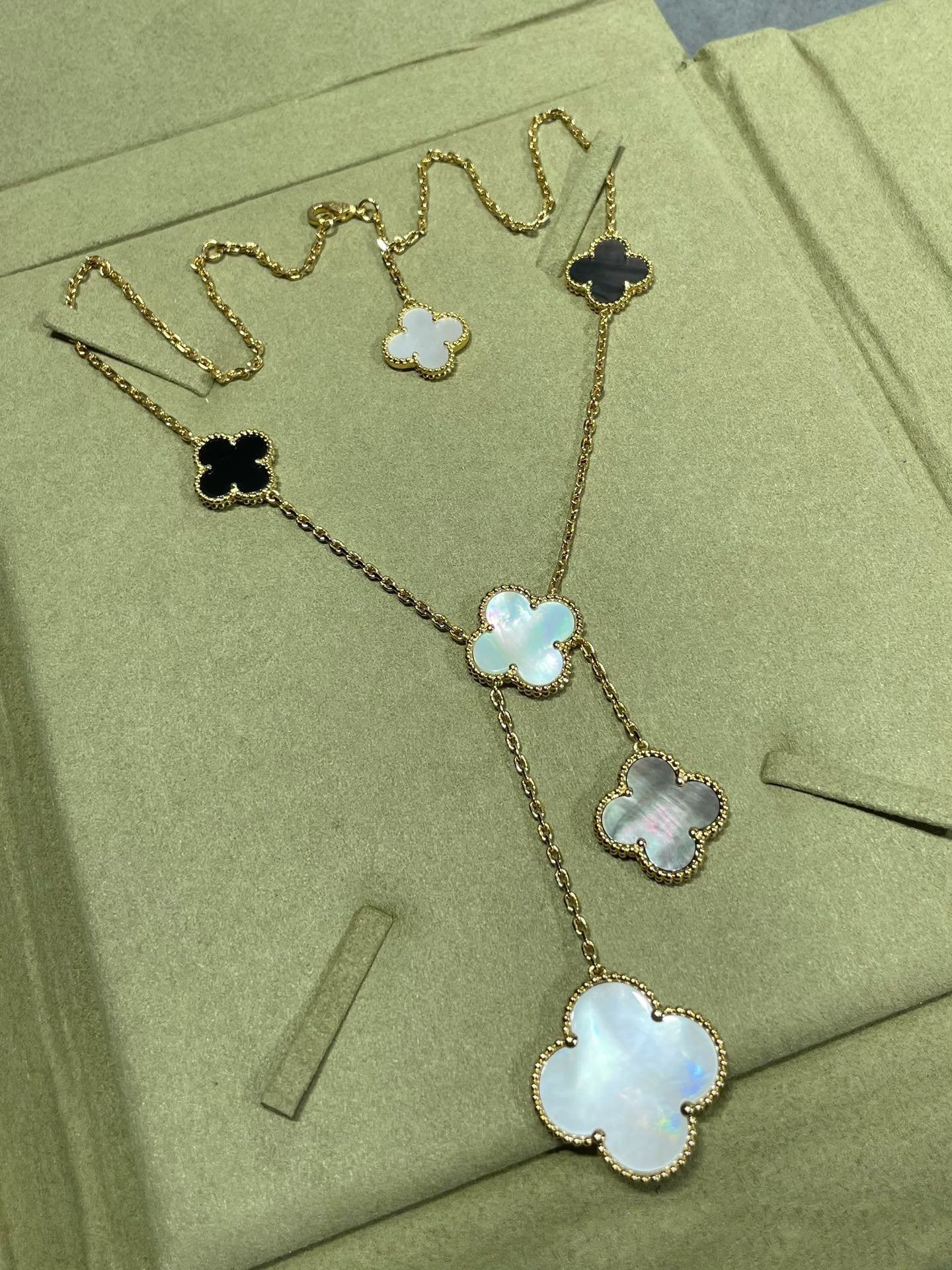 Pomuse CLOVER 6 MOTIF MOP ONYX GOLD NECKLACE