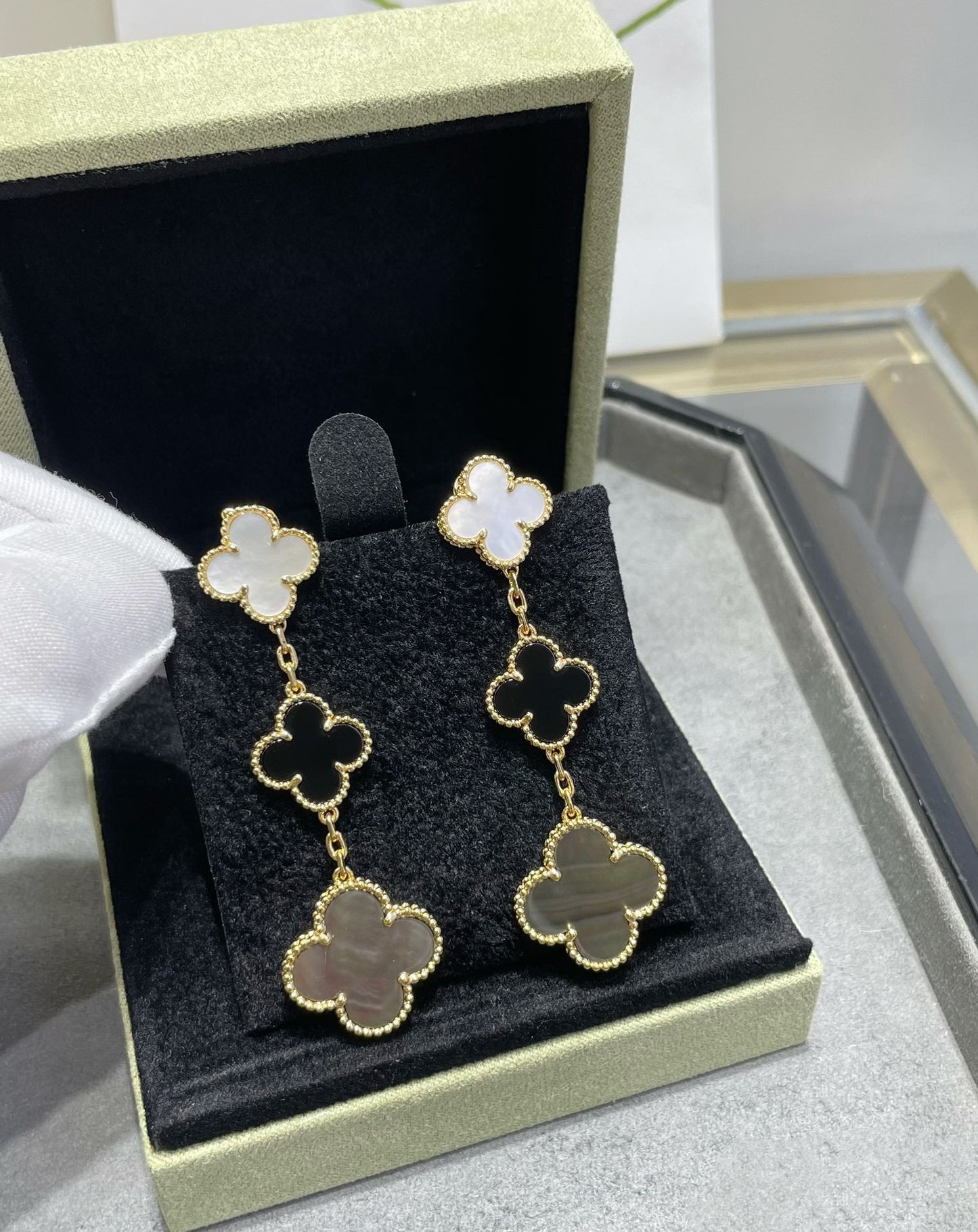 Pomuse CLOVER 3 MOTIF MOP ONYX DARK MOP PINK GOLD EARRINGS