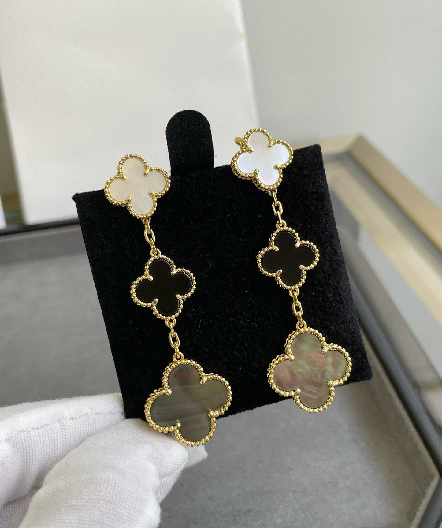 Pomuse CLOVER 3 MOTIF MOP ONYX DARK MOP PINK GOLD EARRINGS
