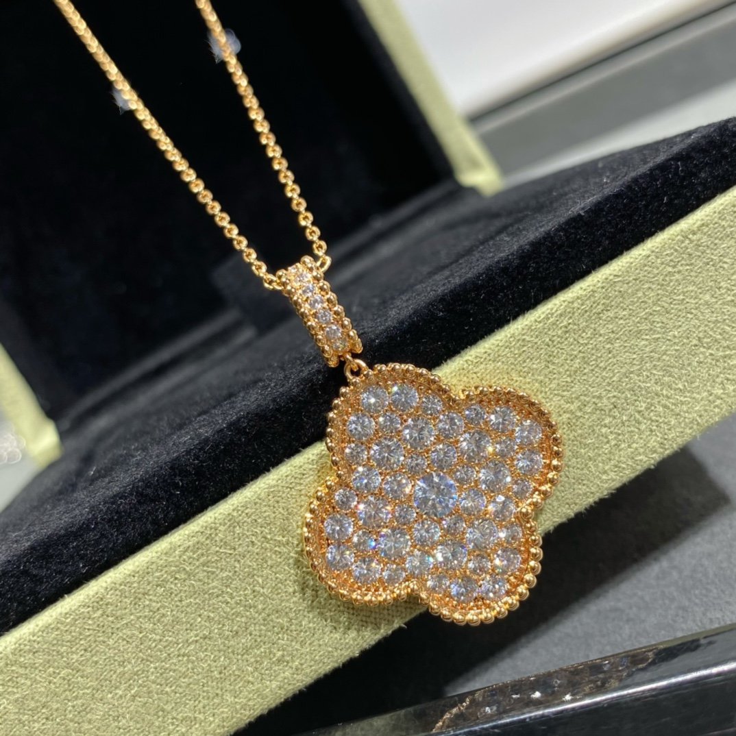 Pomuse CLOVER 25MM LARGE PEDANT DIAMOND PAVED LONG NECKLACE