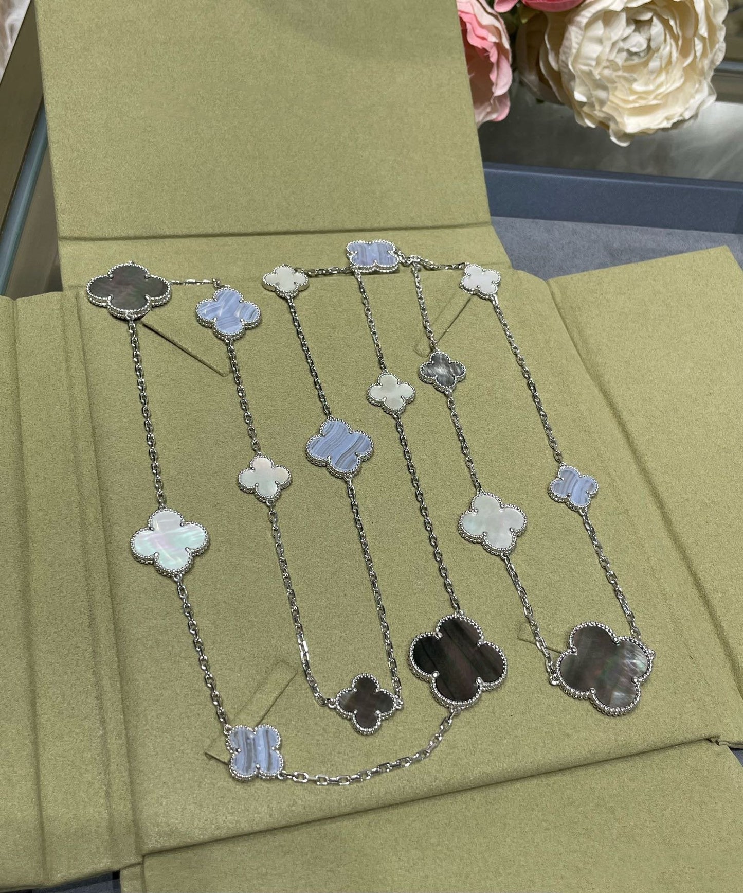 Pomuse CLOVER 16 MOTIF CHALCEDONY MOP SILVER NECKLACE