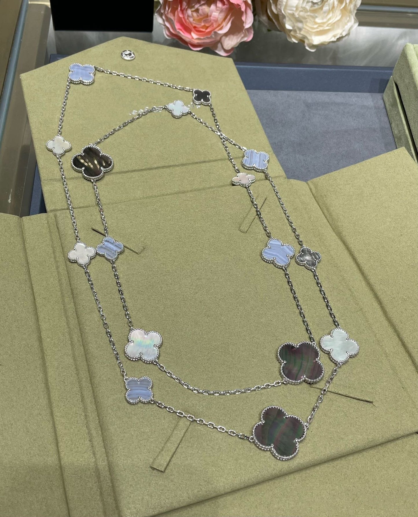 Pomuse CLOVER 16 MOTIF CHALCEDONY MOP SILVER NECKLACE
